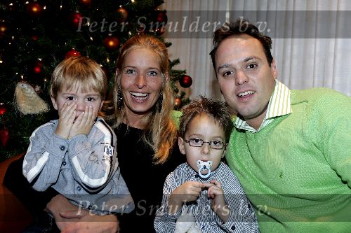 Amsterdam 18 november 2005
Frans Bauer Mariska Christiaan en Jan voor kerstboom.