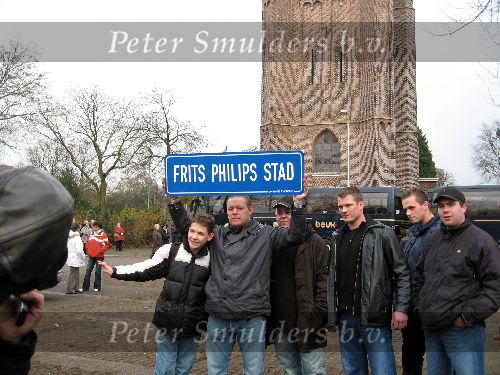 Eindhoven, 12 December 2005
Begrafenis Frits Philips
Mensen met een bord \