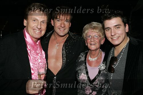 de Kwakel 23 december 2005
Kerstborrel Gerard Joling.
Gerard met zijn moeder en Hennie Huisman