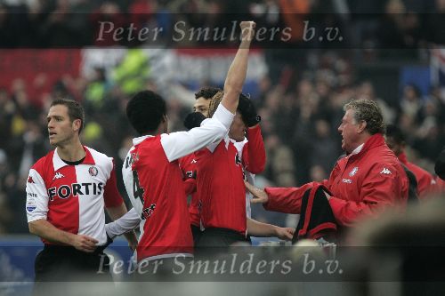 Rotterdam, 11 December 2005 Kompetiewedstrijd seizoen 2005/2006
Feyenoord-PSV, eindstand 1-0
Dirk Kuyt heeft gescoord en loopt naar Feyenoord verzorger Gerard Meier