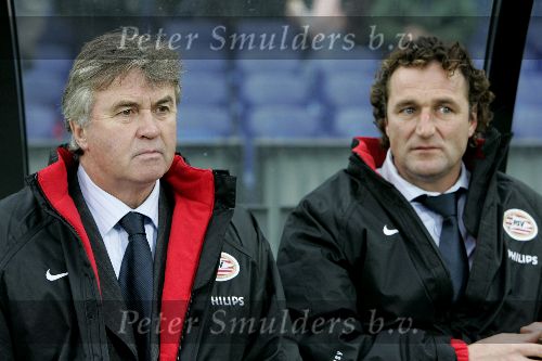 Rotterdam, 11 December 2005 Kompetiewedstrijd seizoen 2005/2006
Feyenoord-PSV, eindstand 1-0
Guus Hiddink met naast hem assistent Rene Eykelkamp