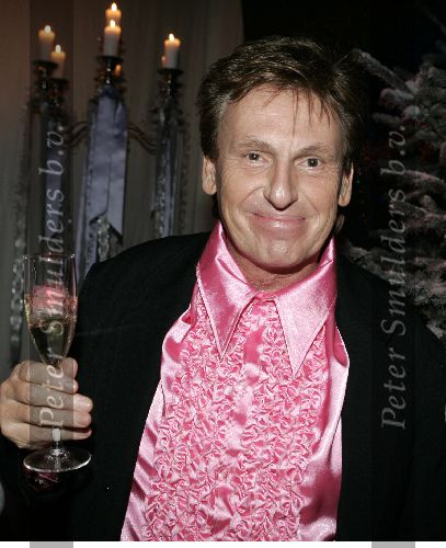 de Kwakel 23 december 2005
Kerstborrel Gerard Joling.
Henny Huisman met champagne