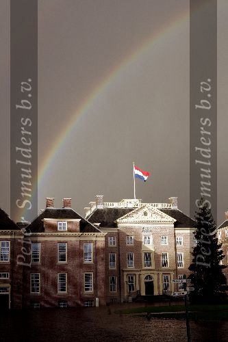 Apeldoorn 16 december 2005
Prinses Margriet Marilene Annette Aimee en Anita taart aansnijden bij expositie van hun trouwjurken op paleis het Loo. regenboog