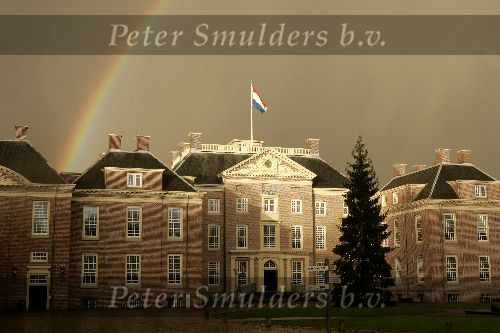 Apeldoorn 16 december 2005
Prinses Margriet Marilene Annette Aimee en Anita taart aansnijden bij expositie van hun trouwjurken op paleis het Loo. regenboog  
Peter Smulders bv