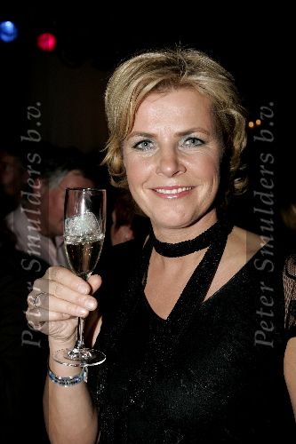 de Kwakel 23 december 2005
Kerstborrel Gerard Joling.
Irene Moors met champagne
