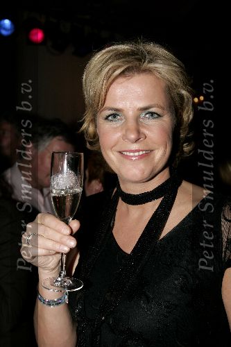 de Kwakel 23 december 2005
Kerstborrel Gerard Joling.
Irene Moors met champagne