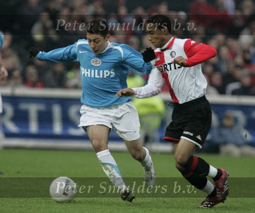 Rotterdam, 11 December 2005 Kompetiewedstrijd seizoen 2005/2006
Feyenoord-PSV, eindstand 1-0
Ismail Aisatti in duel met Jonathan de Guzman