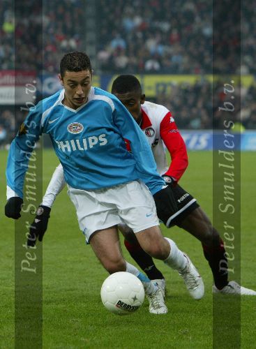 Rotterdam, 11 December 2005 Kompetiewedstrijd seizoen 2005/2006
Feyenoord-PSV, eindstand 1-0
Ismail Aisatti in duel met Salomon Kalou
