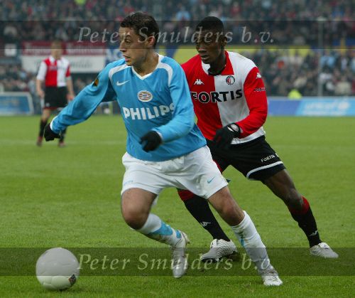 Rotterdam, 11 December 2005 Kompetiewedstrijd seizoen 2005/2006
Feyenoord-PSV, eindstand 1-0
Ismail Aisatti in duel met Salomon Kalou