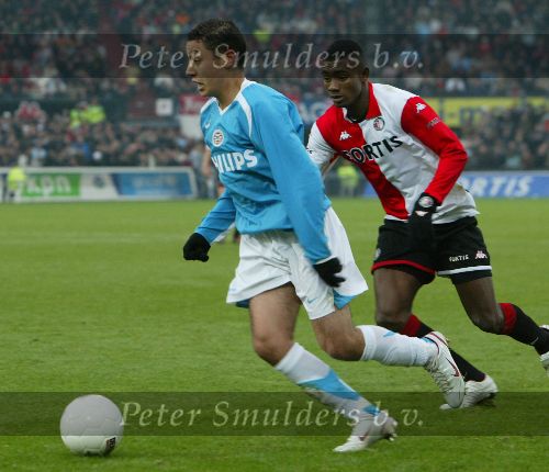 Rotterdam, 11 December 2005 Kompetiewedstrijd seizoen 2005/2006
Feyenoord-PSV, eindstand 1-0
Ismail Aisatti in duel met Salomon Kalou