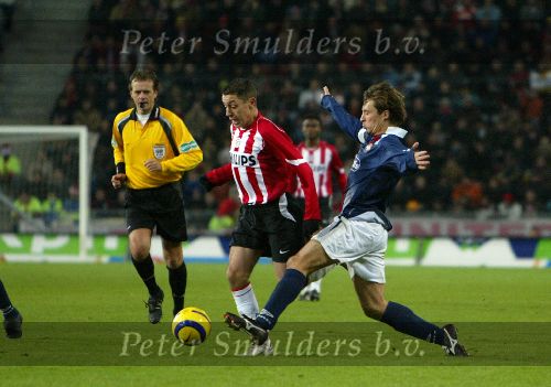 Eindhoven, 17 December 2005 Kompetitiewedstrijd PSV-Willem II ,  eindstand 4-1
Ismail Aissati in duel Martijn Reuser
@Foto: Junior Smulders
