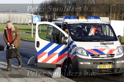 Lelystad 14 december 2005
Jan Smit arriveert met politiebusje bij vliegveld. jaap Buijs
