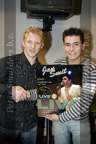 Utrecht 14 december 2005
Jan Smit met gouden dvd  samen met Dirk Kuijt
