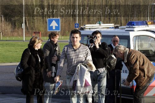 Lelystad 14 december 2005
Jan Smit arriveert met politiebusje bij vliegveld