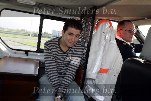 Lelystad14 december 2005
jan Smit in politieauto bij vliegveld Lelystad.
