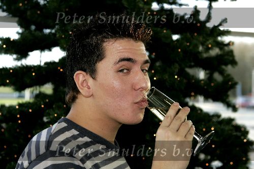 Lelystad14 december 2005
jan Smit met champagne voor kesrtboom