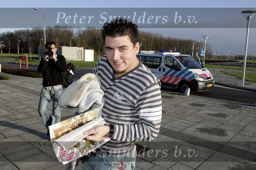 Lelystad14 december 2005
jan Smit in politieauto bij vliegveld Lelystad.