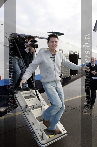 Lelystad 14 december 2005
Jan Smit arriveert met prive jet vanuit duitsland voor een optreden van 15000 gehandicapten in Jaarbeurs Utrecht.