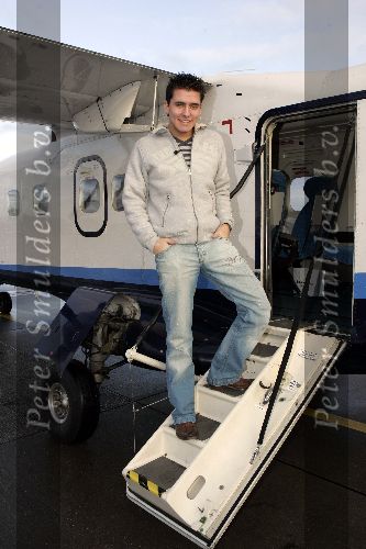 Lelystad 14 december 2005
Jan Smit arriveert met prive jet vanuit duitsland voor een optreden van 15000 gehandicapten in Jaarbeurs Utrecht.