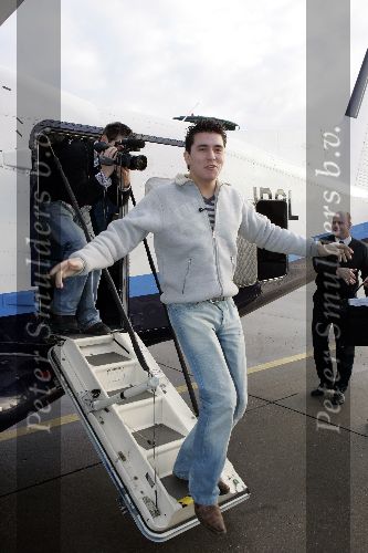 Lelystad 14 december 2005
Jan Smit arriveert met prive jet vanuit duitsland voor een optreden van 15000 gehandicapten in Jaarbeurs Utrecht.