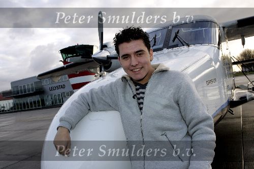Lelystad 14 december 2005
Jan Smit arriveert met prive jet vanuit duitsland voor een optreden van 15000 gehandicapten in Jaarbeurs Utrecht.