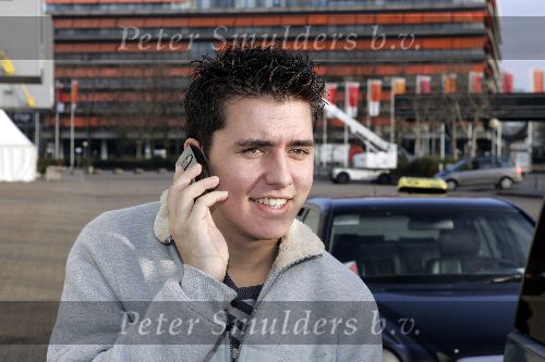 Utrecht 14 december 2005
Jan Smit  met gsm  vooraf aan optreden voor 15000 gehandicapten in Jaarbeurs Utrecht.
