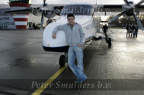 Lelystad 14 december 2005
Jan Smit arriveert met prive jet vanuit duitsland voor een optreden van 15000 gehandicapten in Jaarbeurs Utrecht.