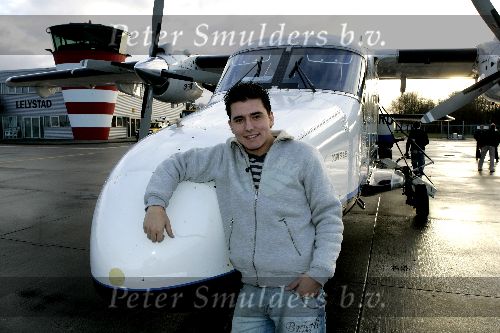 Lelystad 14 december 2005
Jan Smit arriveert met prive jet vanuit duitsland voor een optreden van 15000 gehandicapten in Jaarbeurs Utrecht.