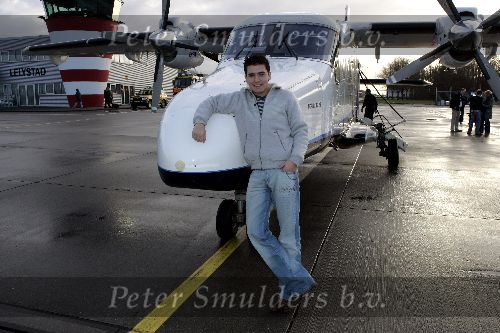 Lelystad 14 december 2005
Jan Smit arriveert met prive jet vanuit duitsland voor een optreden van 15000 gehandicapten in Jaarbeurs Utrecht.