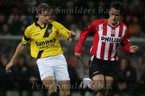Eindhoven, 3 December 2005
Kompetitiewedstrijd Seizoen 2005/2006 
PSV-NAC Breda, eindstand 3-0
Jan Vennegoor of Hesselink blijft geconcentreerd naar de bal kijken
© Foto Bart Bel