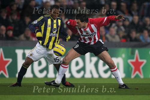 Eindhoven, 6 December 2005
Championsleaguewedstrijd Seizoen 2005/2006
PSV-Fenerbahçe, eindstand 2-0
Jan Vennergoor of Hesselink maakt gebruik van zijn grote lichaan bij het duel
© Foto Bart Bel