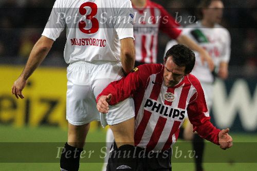 Wedstrijd om de KNVB-beker ( Gatorade Cup seizoen 2005/2006 ) PSV-FC Twente, eindstand 2-0
Jan Vennegoor of Hesselink in een luchtduel met Majstorovic
© Foto Bart Bel