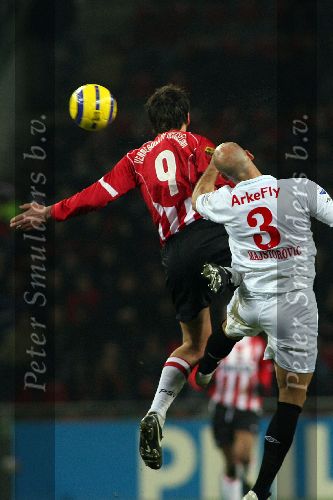 Eindhoven, 20 December 2005
Wedstrijd om de KNVB-beker ( Gatorade Cup seizoen 2005/2006 ) PSV-FC Twente, eindstand 2-0
Jan Vennegoor of Hesselink in een luchtduel met Majstorovic
© Foto Bart Bel
