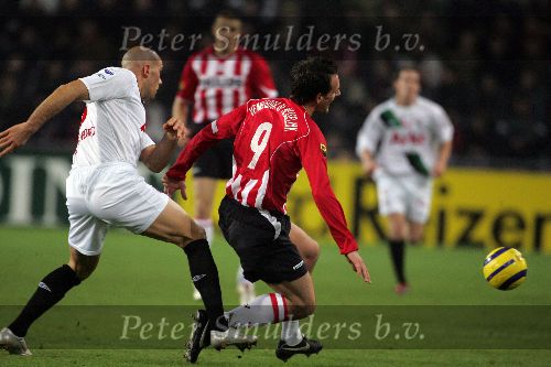 Wedstrijd om de KNVB-beker ( Gatorade Cup seizoen 2005/2006 ) PSV-FC Twente, eindstand 2-0
Jan Vennegoor of Hesselink in een luchtduel met Majstorovic
© Foto Bart Bel