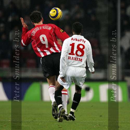 Eindhoven, 29 December 2005
Kompetitiewedstrijd seizoen 2005/2006
PSV-FC-Twente eindstand 1-1
Jan Vennegoor of Hesselink in kopduel met Rahim Ouedraogo

© Foto Bart Bel