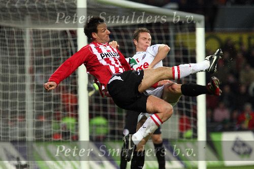 Eindhoven, 29 December 2005 Kompetitiewedstrijd Seizoen 2005/2006 PSV-FC Twente, eindstand 1-1
Mooie aktie van Jan Vennegoor of Hesseling met Ramon Zomer
© Foto Bart Bel