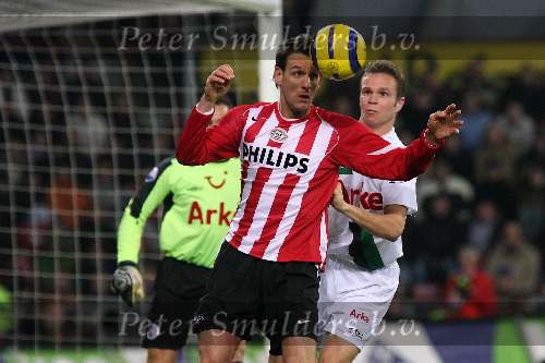 Eindhoven, 29 December 2005
Kompetitiewedstrijd seizoen 2005/2006
PSV-FC-Twente eindstand 1-1
Jan Vennegoor of Hesselink krijgt de bal op het hoofd maar staat met de rug naar het doel.

© Foto Bart Bel