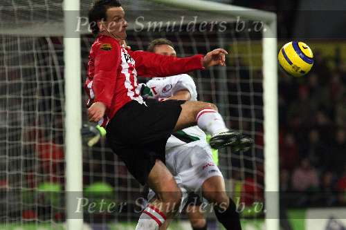 Eindhoven, 29 December 2005
Kompetitiewedstrijd seizoen 2005/2006
PSV-FC-Twente eindstand 1-1
Jan vennegoor of Hesselink probeert de voorzet direct op doel te schieten

© Foto Bart Bel