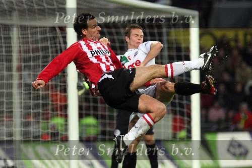 Eindhoven, 29 December 2005
Kompetitiewedstrijd seizoen 2005/2006
PSV-FC-Twente eindstand 1-1
Jan Vennegoor of Hesselink schiet op doel met een halve omhaal

© Foto Bart Bel