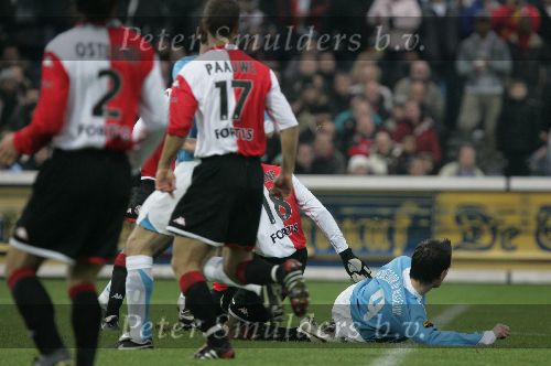 Rotterdam, 11 December 2005 Kompetiewedstrijd seizoen 2005/2006
Feyenoord-PSV, eindstand 1-0
Jan Vennegoor of Hesselink wordt onderuit gehaald