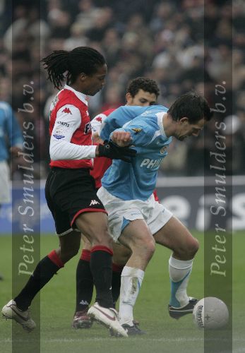 Rotterdam, 11 December 2005 Kompetiewedstrijd seizoen 2005/2006
Feyenoord-PSV, eindstand 1-0
Jan Vennegoor of Hesselink in duel met Serginho Geene