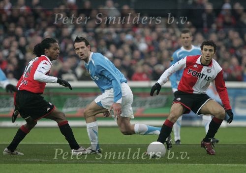 Rotterdam, 11 December 2005 Kompetiewedstrijd seizoen 2005/2006
Feyenoord-PSV, eindstand 1-0
Jan Vennegoor of Hesselink samen met Hossam Ghaly en Serginho Greene