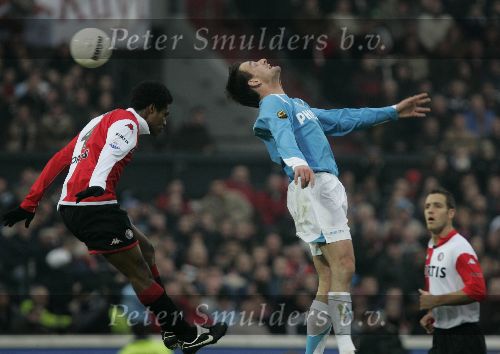 Rotterdam, 11 December 2005 Kompetiewedstrijd seizoen 2005/2006
Feyenoord-PSV, eindstand 1-0
Jan Vennegoor of Hesselink in een luchtduel met Andre Bahia