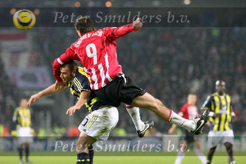 Eindhoven, 6 December 2005
Championsleaguewedstrijd Seizoen 2005/2006
PSV-Fenerbahçe, eindstand 2-0
Jan Vennegoor was de kracht voorin die vooral bij kopduels voor veel gevaar zorgde
© Foto Bart Bel