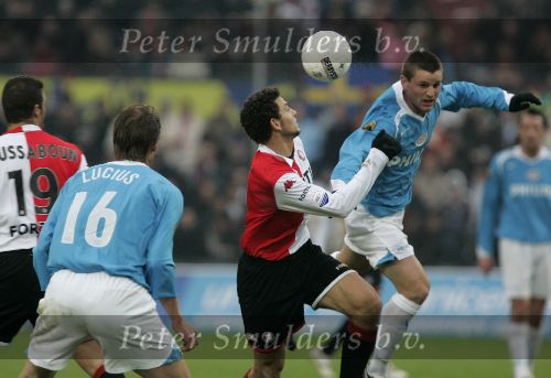 Rotterdam, 11 December 2005 Kompetiewedstrijd seizoen 2005/2006
Feyenoord-PSV, eindstand 1-0
Jsaon Culina in duel met Hossam Ghaly
