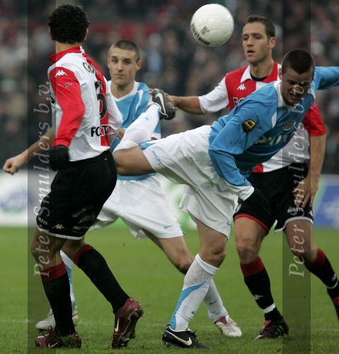 Rotterdam, 11 December 2005 Kompetiewedstrijd seizoen 2005/2006
Feyenoord-PSV, eindstand 1-0
Jason Culina in duel met Patrick Paauwe en  HossamGhaly