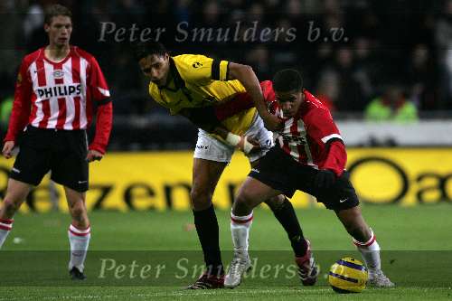 Eindhoven, 3 December 2005
Kompetitiewedstrijd Seizoen 2005/2006 
PSV-NAC Breda, eindstand 3-0
Jefferson Farfan in duel met Pierre van Hooijdonk
© Foto Bart Bel