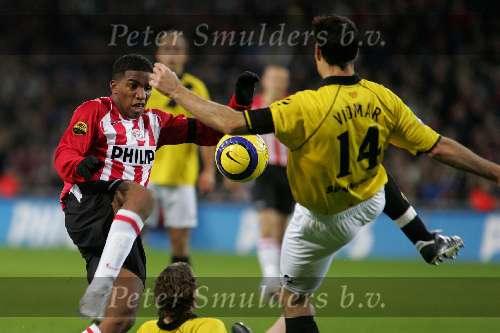Eindhoven, 3 December 2005
Kompetitiewedstrijd Seizoen 2005/2006 
PSV-NAC Breda, eindstand 3-0
Jefferson farfan in duel om de bal met Tony Vidmar
© Foto Peter Smulders
