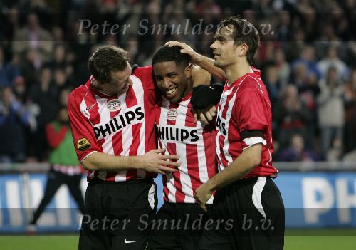 Eindhoven, 3 December 2005 
Kompetitiewedstrijd Seizoen 2005/2006 
PSV-NAC, eindstand 3-0
Jefferson Farfan wordt gefeliciteerd door Phillip Cocu en Andre Ooijer
Foto gemaakt door Junior Smulders