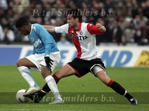 Rotterdam, 11 December 2005 Kompetiewedstrijd seizoen 2005/2006
Feyenoord-PSV, eindstand 1-0
Jefferon Farfan in duel met Pascal Bosschaart